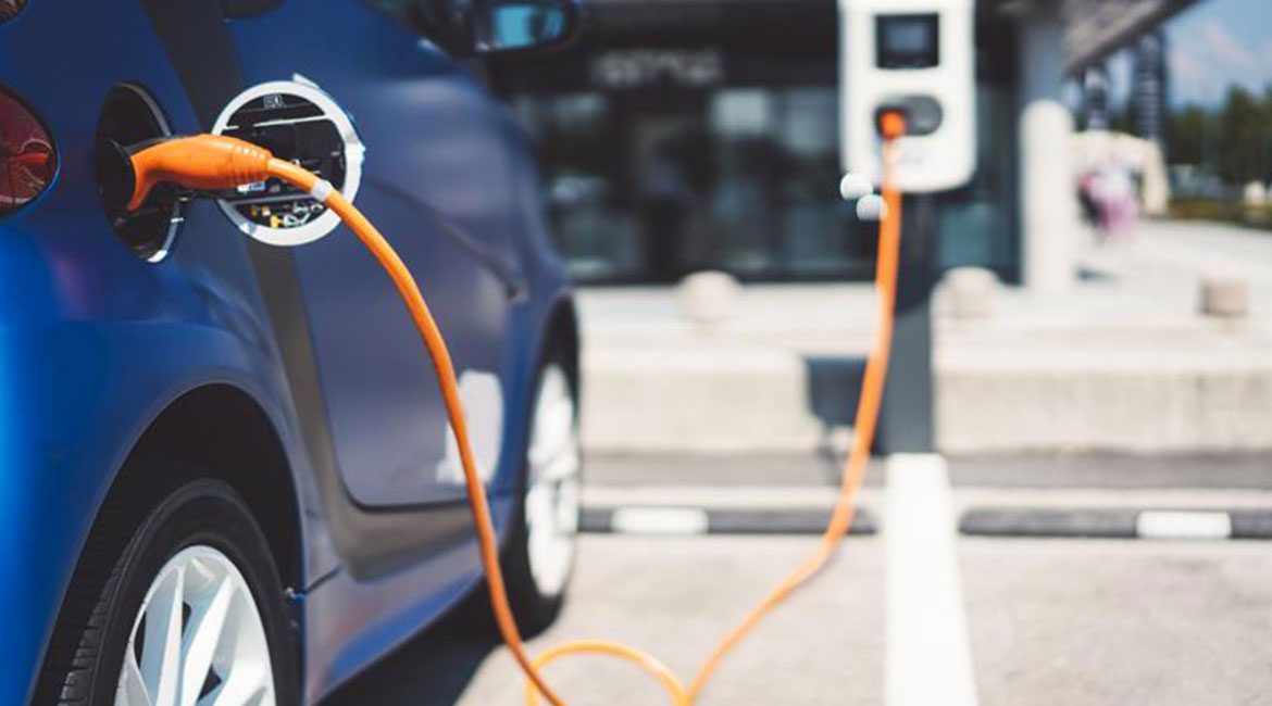 La manovra strizza l’occhio alle auto elettriche