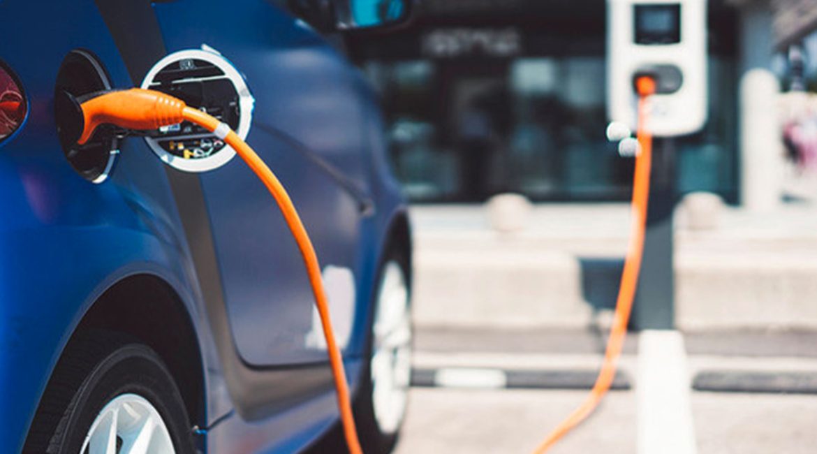 Il vantaggio nascosto delle auto elettriche: stop all’olio esausto