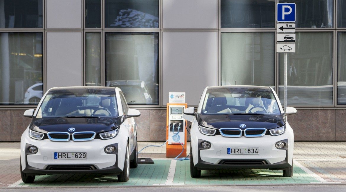 Entro il 2030 il 60% delle auto saranno elettriche. La previsione di McKinsey e BNEF