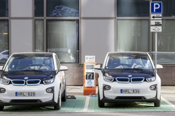 Entro il 2030 il 60% delle auto saranno elettriche. La previsione di McKinsey e BNEF
