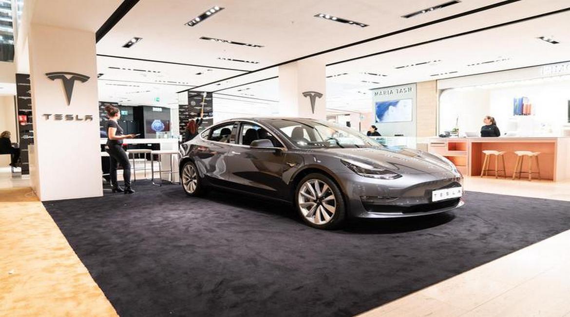 Tesla a Roma con un pop-up store. Model 3 sotto i riflettori