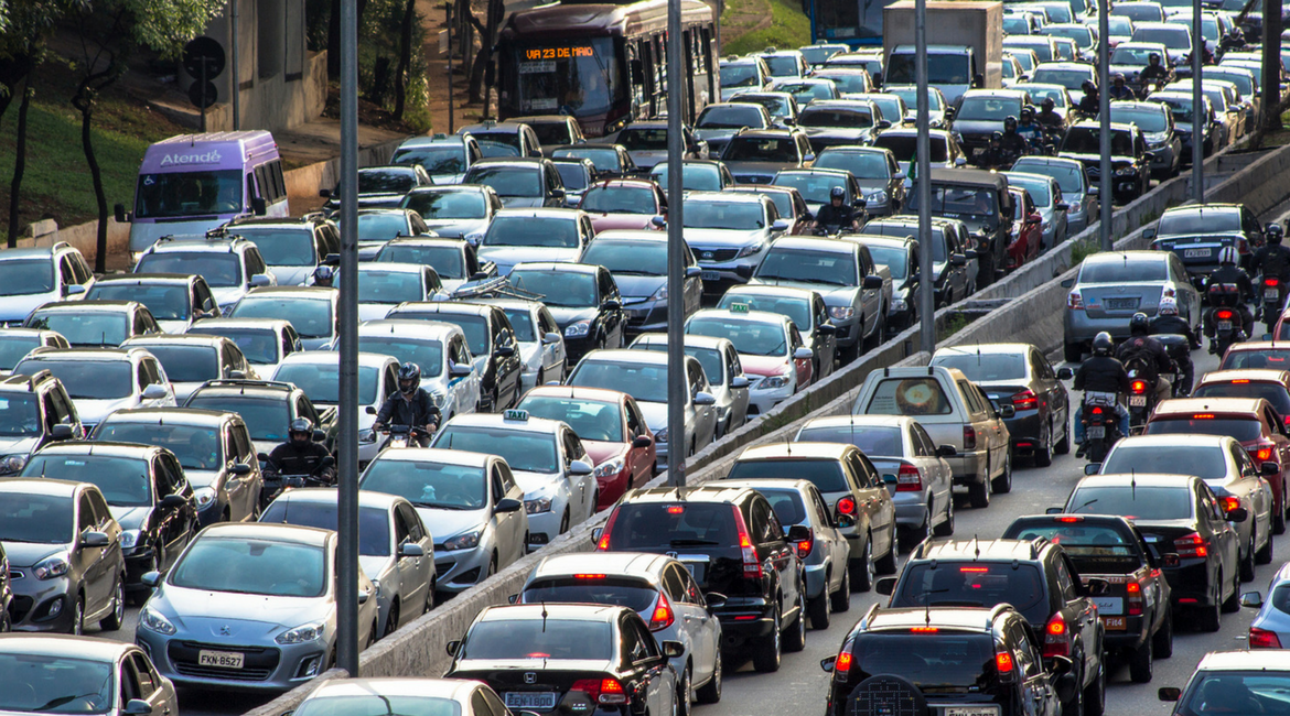 Italiani: ogni anno 23 giorni nel traffico