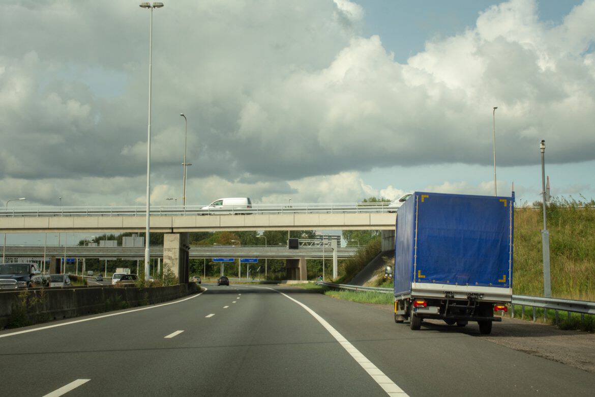 Corsia d&rsquo;emergenza e piazzole: l&rsquo;errore comune in autostrada