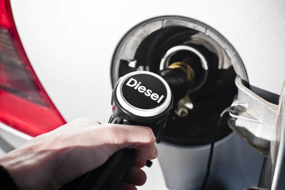Il diesel potrebbe aumentare di 14 cent al litro: cosa significa per gli automobilisti italiani