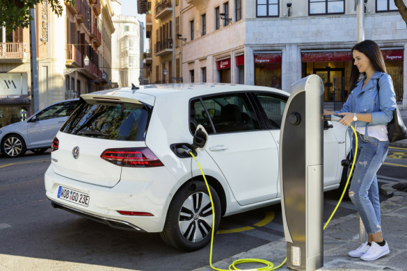 Un robot per caricare l&#8217;auto elettrica