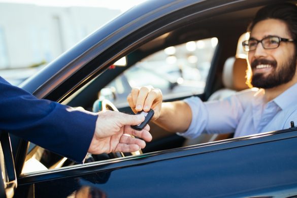 “La mia auto come un albergo”. Enrico Brignano e il noleggio a lungo termine su Hurry