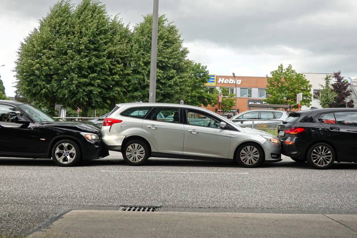 Parcheggi troppo vicino a un’altra auto? Potresti rischiare una multa (e non solo)