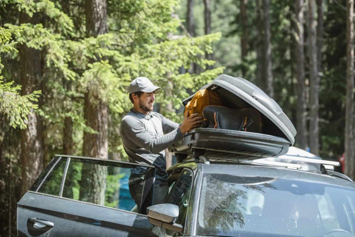 Come usare il portapacchi auto in sicurezza: regole, limiti e multe da conoscere