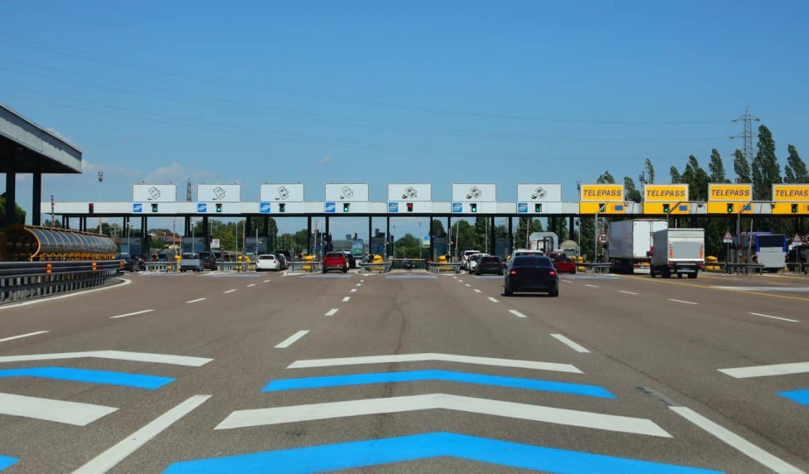 Retromarcia al casello: l&rsquo;errore che pu&ograve; costarti caro nel 2026