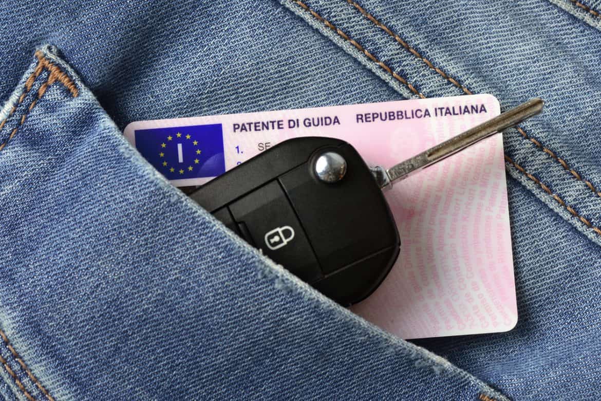 Ritiro della patente: quando scatta, i motivi pi&ugrave; comuni e come riaverla