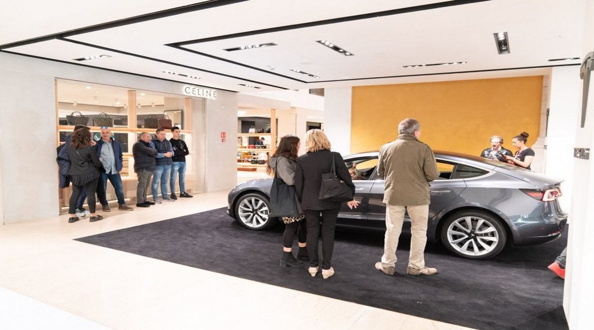Tesla a Roma con un pop-up store. Model 3 sotto i riflettori